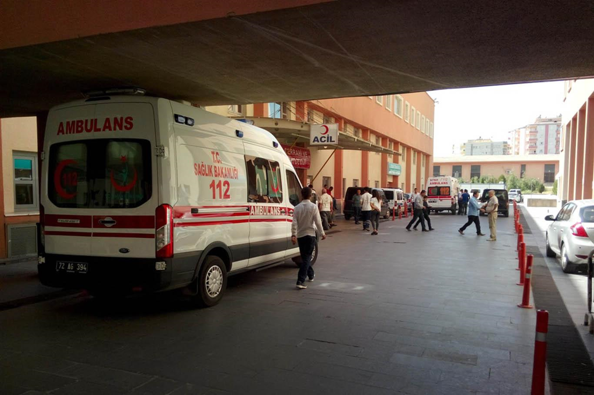 Batman\'da Öğrenci Servisi ile Otomobil Çarpıştı: 15 Yaralı