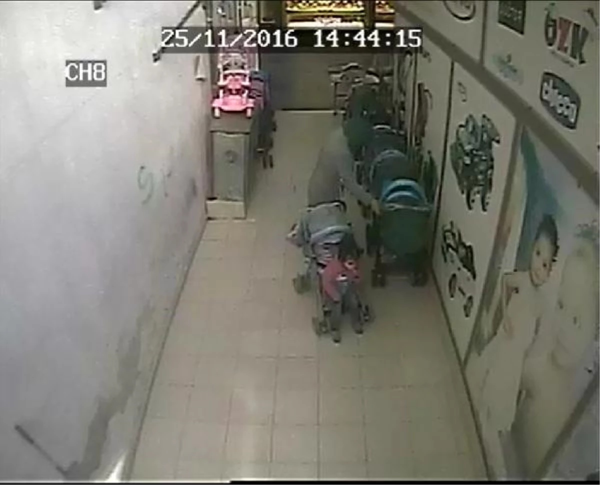 Bebek Arabası Hırsızı Güvenlik Kamerasına Yakalandı