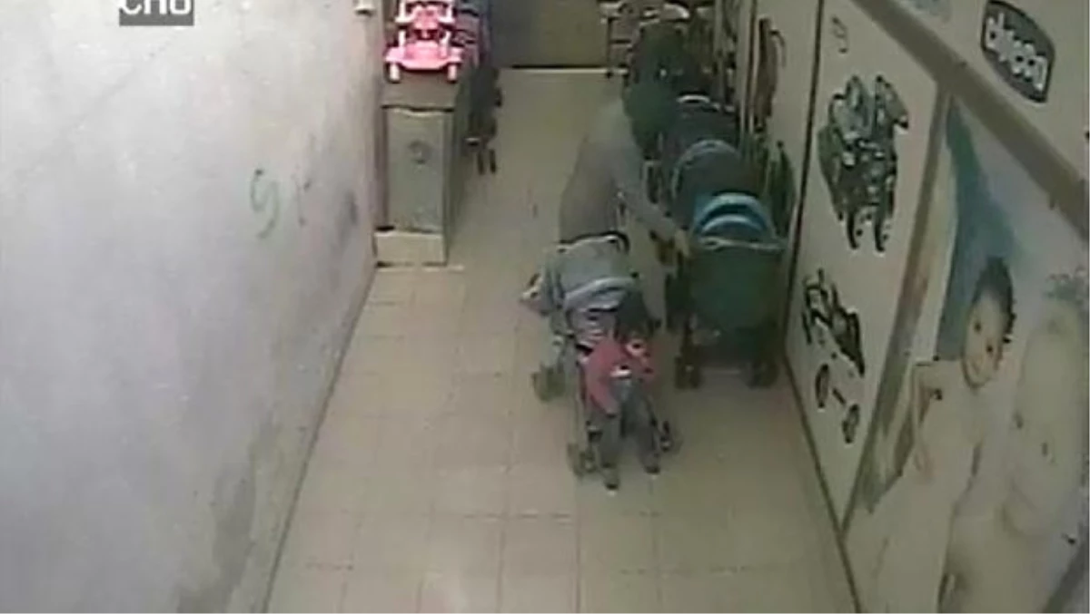 Bebek Arabası Hırsızı Güvenlik Kamerasına Yakalandı