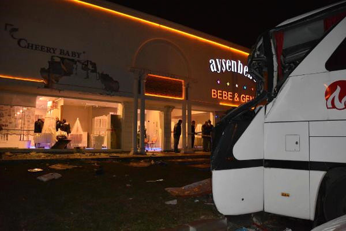 Mobilya Mağazasına Giren Otobüsün Şoförü Öldü