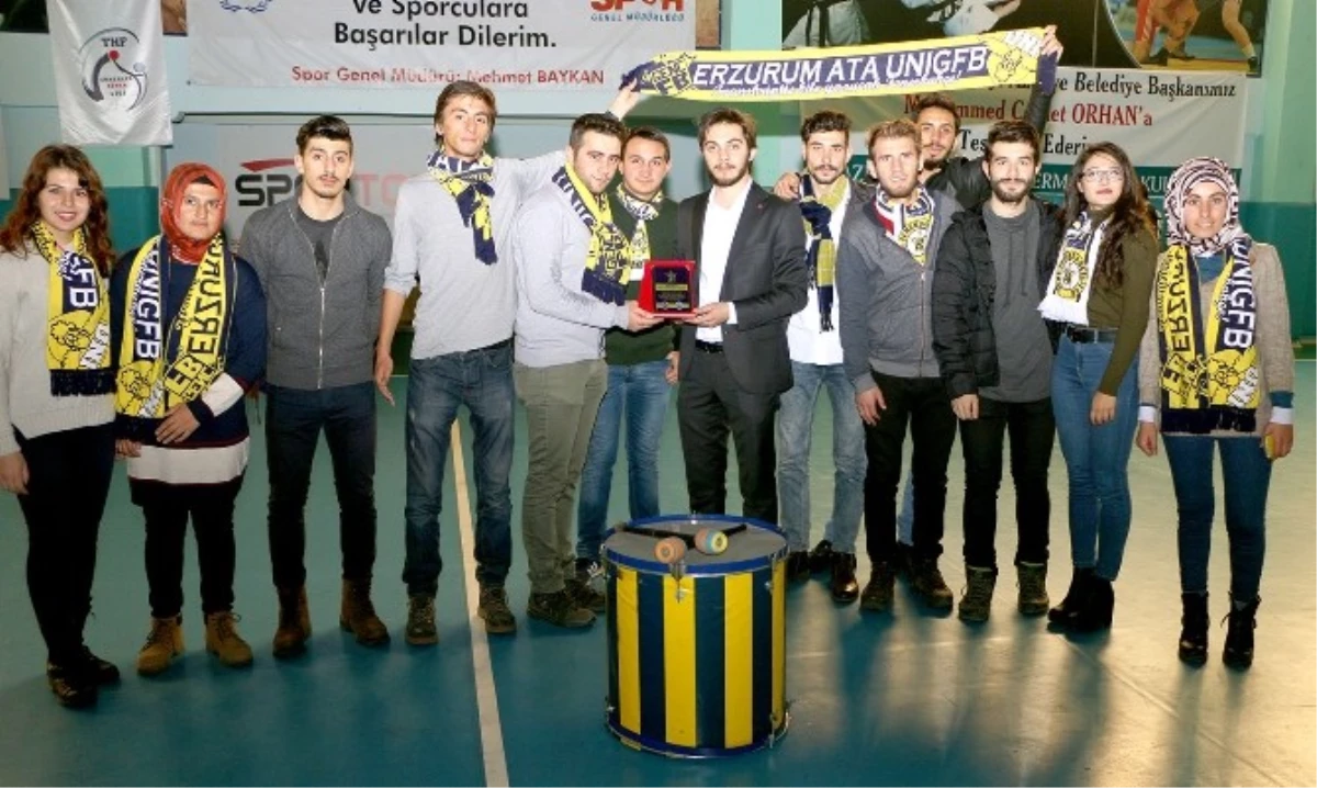 Genç Fenerbahçeliler\'den Başkan Gülakar\'a Plaket