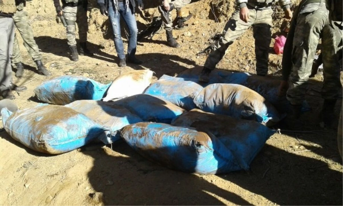 Hakkari\'de 2 Ton Bomba Yapımında Kullanılan Gübre Ele Geçirildi