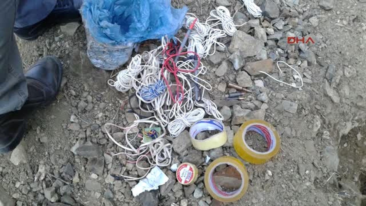 Hakkari Şemdinli\'de PKK Sığınaklarında 2 Ton Patlayıcı Yapımında Kullanılan Gübre Ele Geçirildi