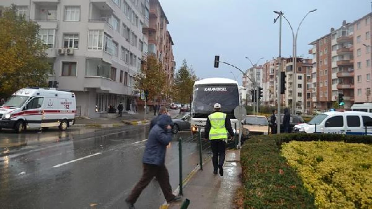 Halk Otobüsü 2 Otomobile Çarptı: 7 Yaralı