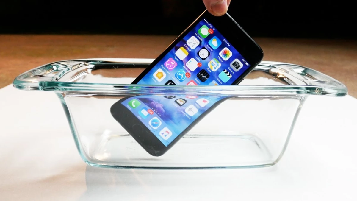 iPhone 7 Dünyanın En Güçlü Asidi İçine Atılırsa Ne Olur?