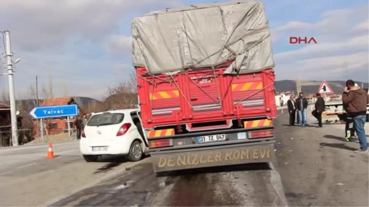 Isparta Kamyonla Çarpışan Otomobilde Sürücü Öldü, Kız Arkadaşı Yaralandı