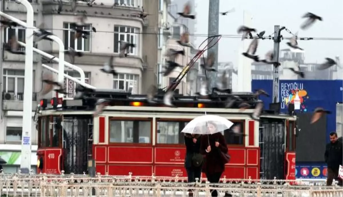 İstanbul\'da Sağanak Yağmur Etkisini Gösteriyor