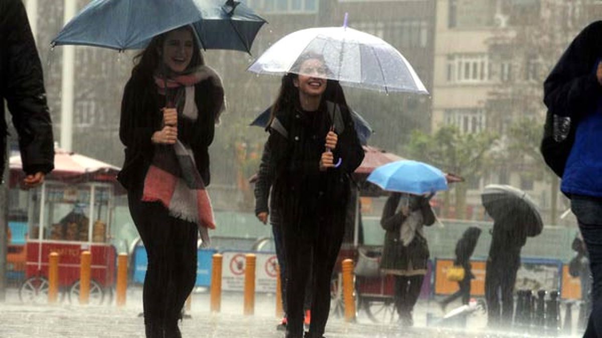 İstanbul\'da Sağanak Yağmur Etkisini Gösteriyor