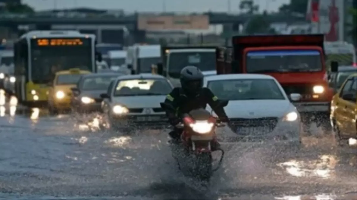 İstanbul Trafiğine Yağmur Freni