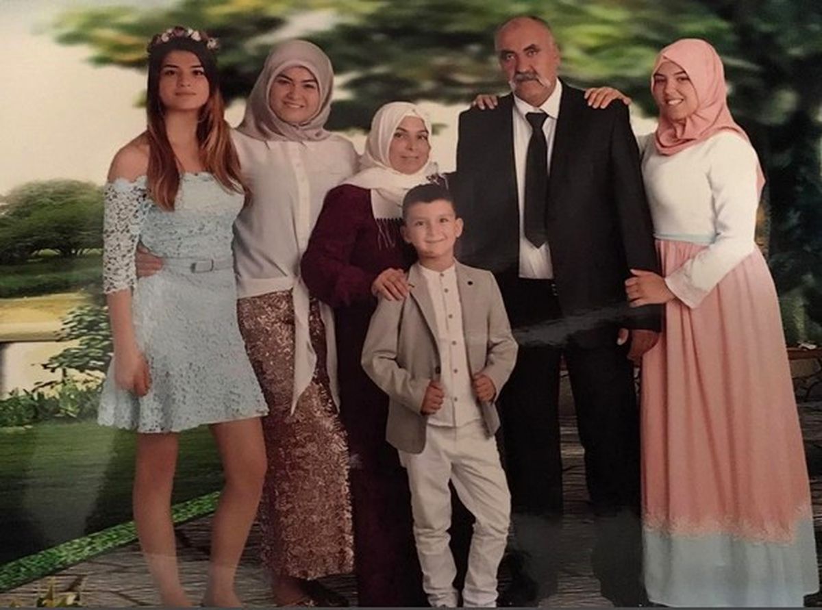 İzdivaç Hanife'nin Aile Üyeleriyle Fotoğrafları Ortaya Çıktı