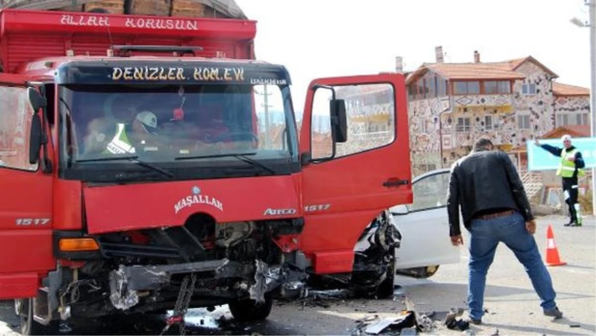 Kamyonla Çarpışan Otomobilde Sürücü Öldü, Kız Arkadaşı Yaralandı