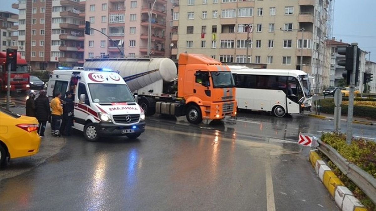 Karamürsel\'de Servis Minibüsü ile Otomobil Çarpıştı: 6 Yaralı