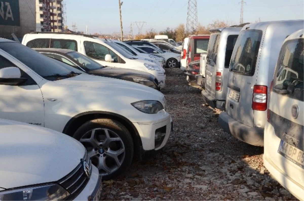 Malatya\'da Lüks Araçlar Çürümeye Terk Edildi
