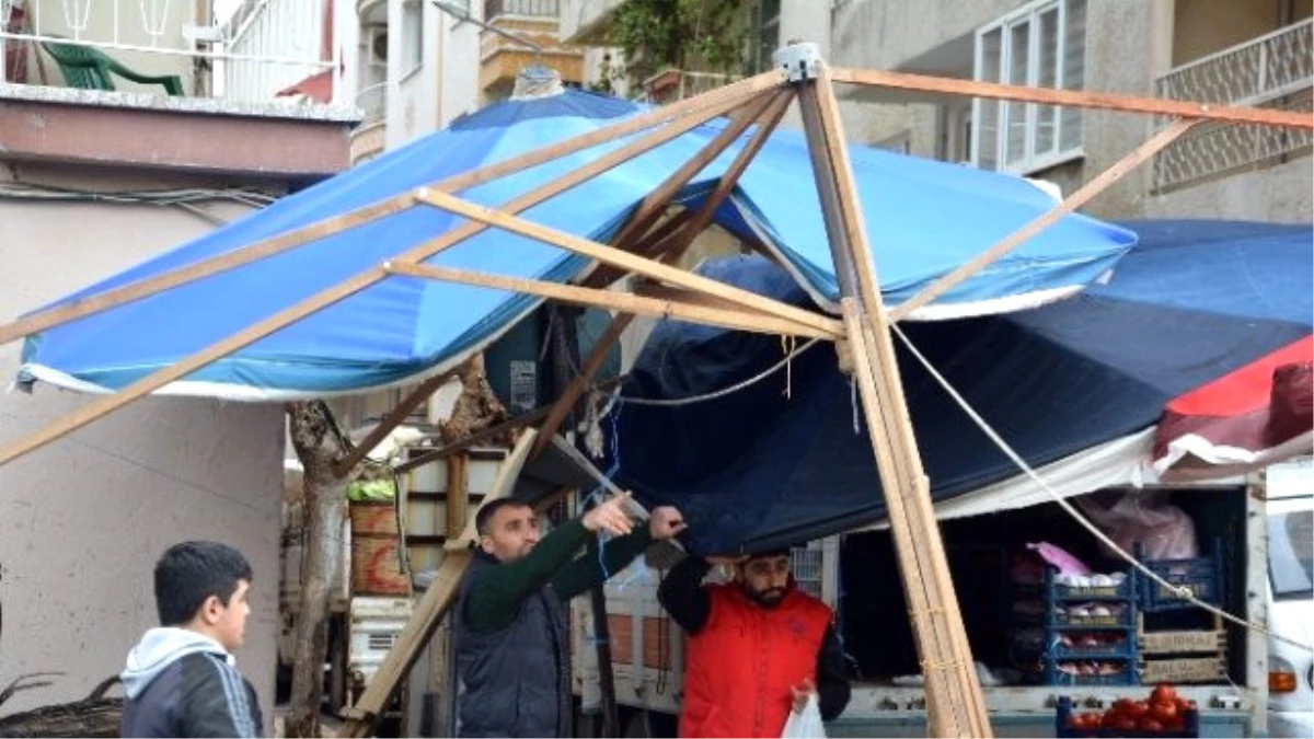 Manisa\'da Pazarcı Esnafını Yağmur Vurdu