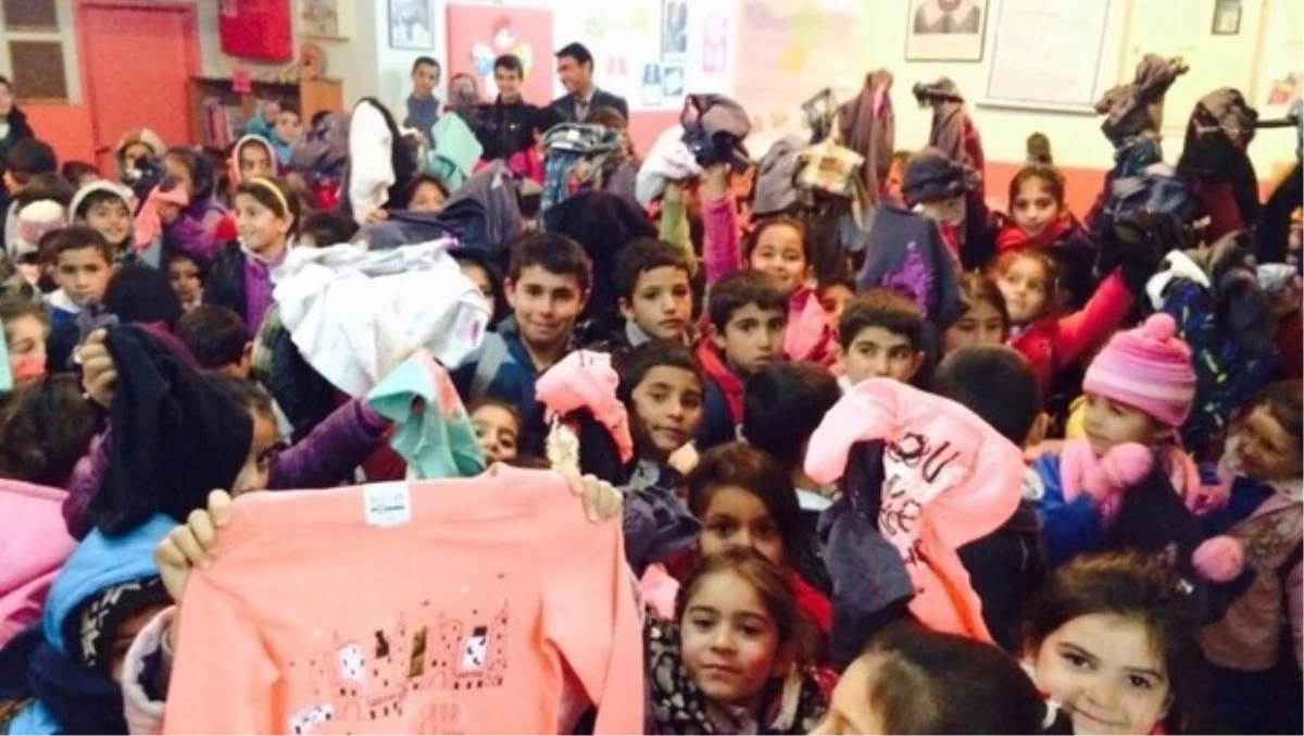 Muş\'taki İlkokul Öğrencilerine Giyim Yardımı