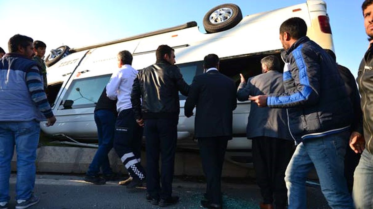Şanlıurfa\'da Öğrenci Servisi Devrildi: Yaralılar Var (1)
