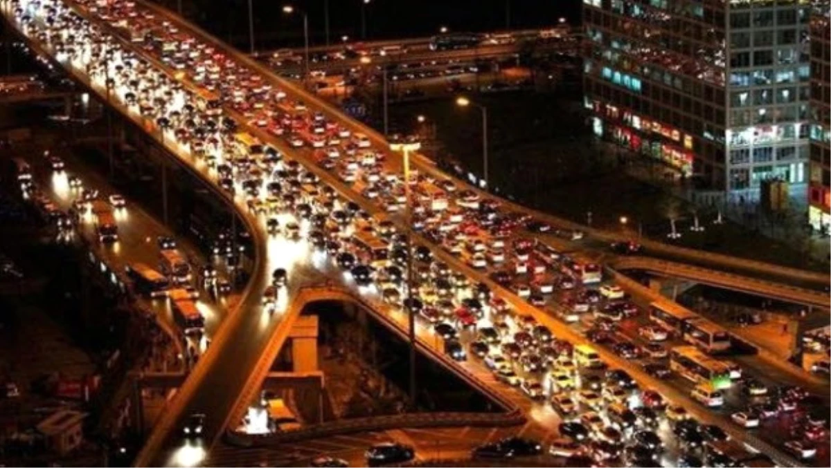 Sıkışan Tır ve Yağışın Etkisiyle İstanbul\'da Trafik Durma Noktasına Geldi