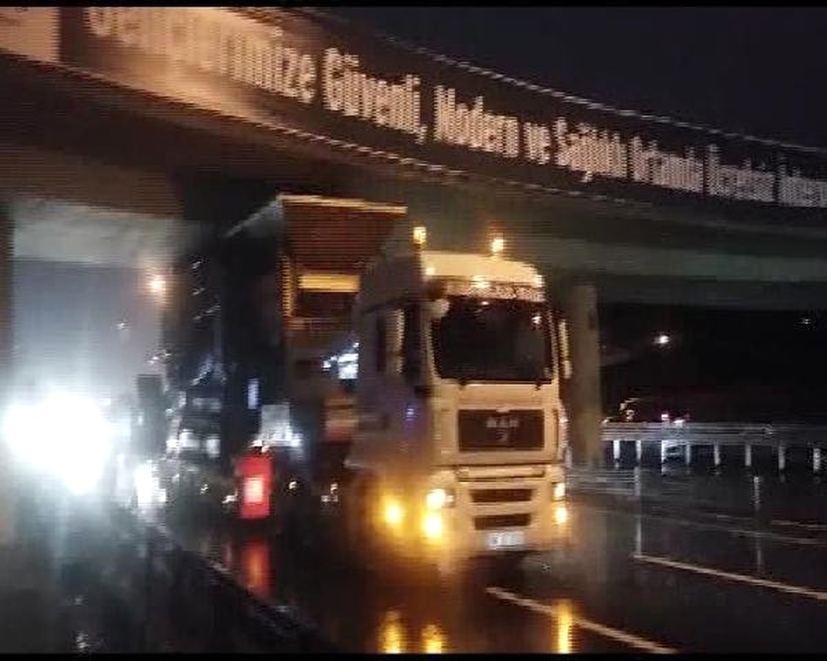 Sıkışan Tır ve Yağışın Etkisiyle İstanbul\'da Trafik Durma Noktasına Geldi