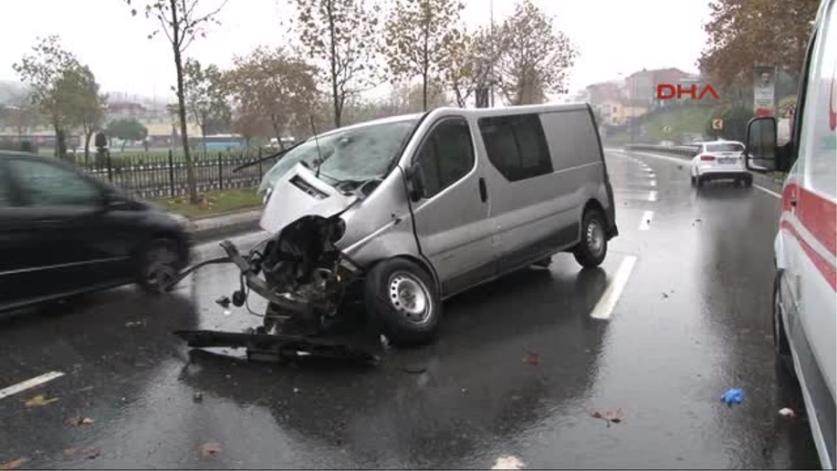 Şişli\'deki Kazada Sürücü Yaralandı, Aracın Motoru Yerinden Fırladı