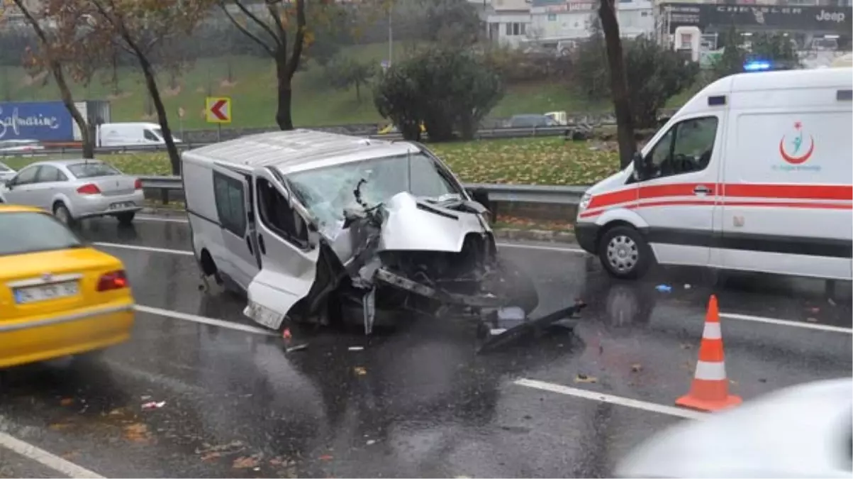 Şişli\'deki Kazada Sürücü Yaralandı, Aracın Motoru Yerinden Fırladı