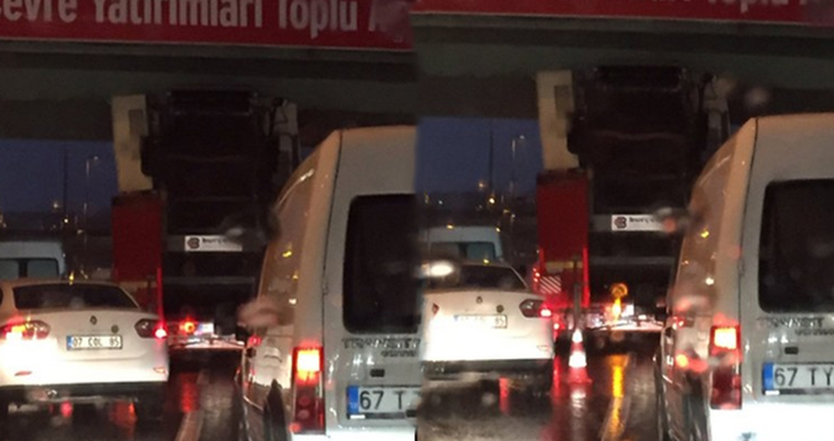 Son Dakika! Bahçelievler'de İş Makinesi Taşıyan Bir TIR Üst Geçide Takıldı