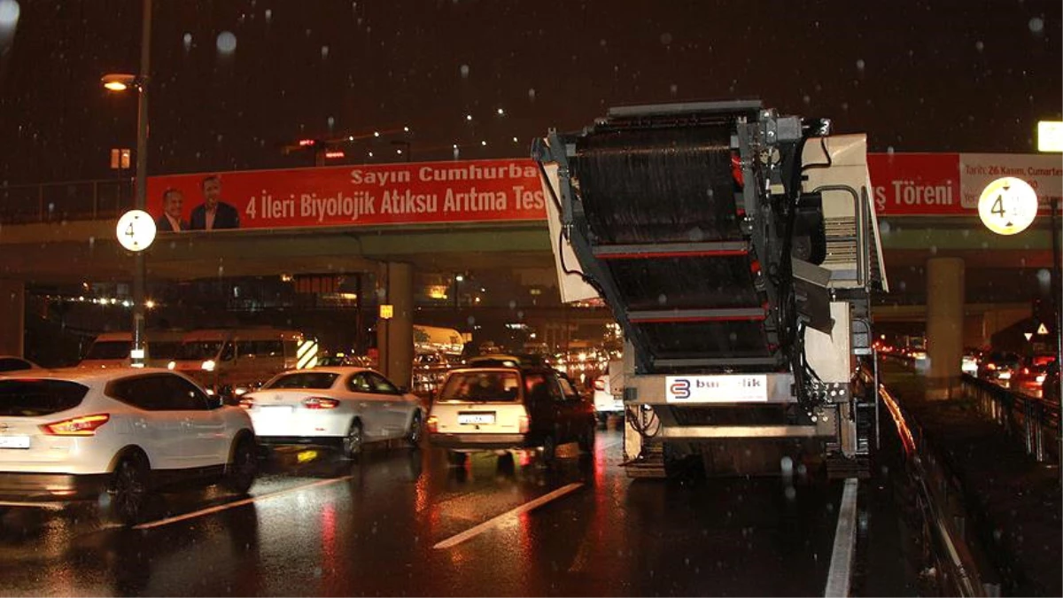 Üst Geçide Takılan Tır, Trafiği Aksattı