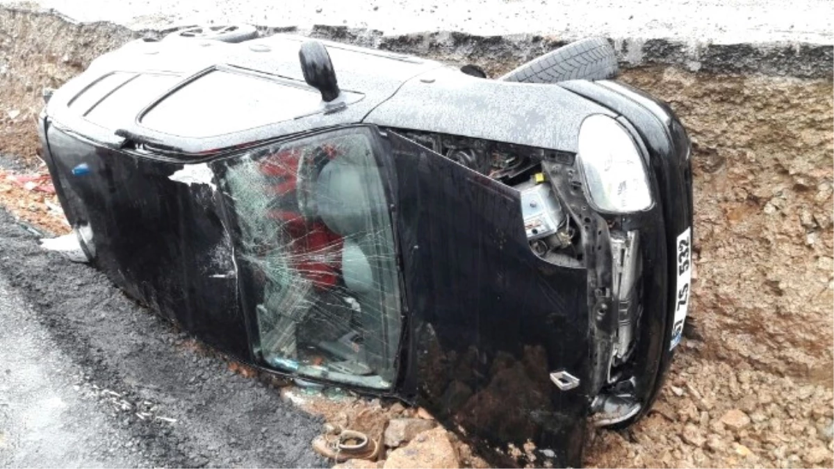 Zonguldak\'ta Otomobil Orta Refüje Devrildi: 1 Yaralı