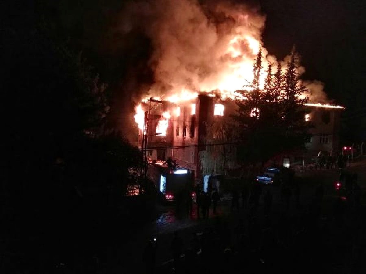 Adana\'da Kız Öğrenci Yurdunda Yangın: 8 Ölü, 13 Yaralı (4)