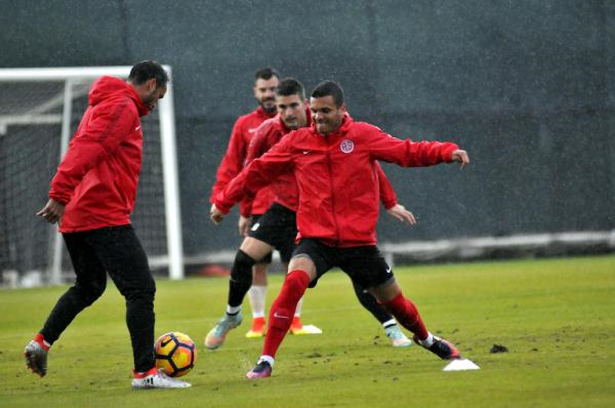 Antalyaspor Yağmur Altında Çalıştı