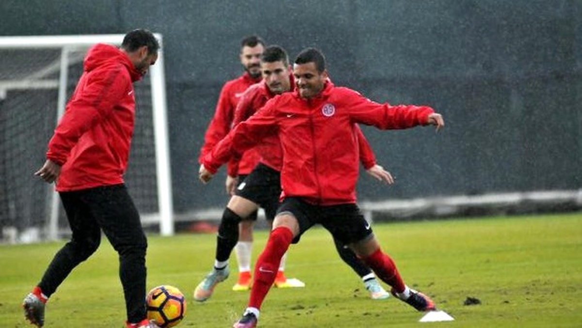 Antalyaspor Yağmur Altında Çalıştı