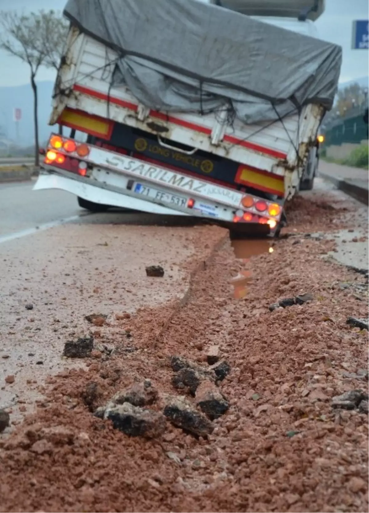 Aynı Yolda 2 Tır Yan Yattı