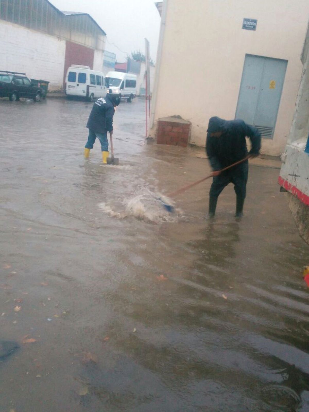 Belediye ekipleri, yağışa karşı mücadele etti
