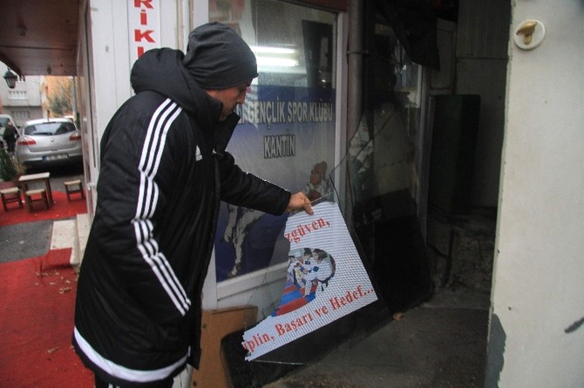 Bursa\'da Spor Kulübüne Taşlı Saldırı Güvenlik Kamerasında