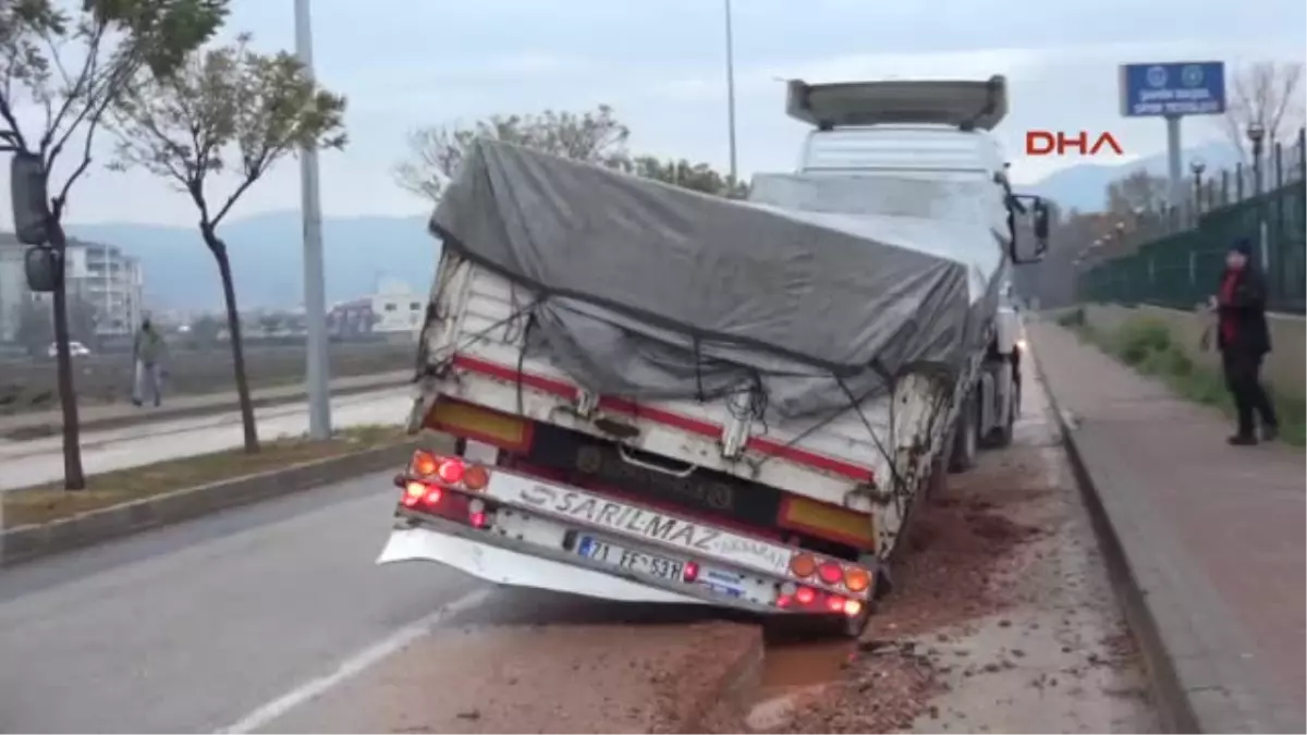 Bursa\'da Tır\'lar Çöken Yola Böyle Saplandı