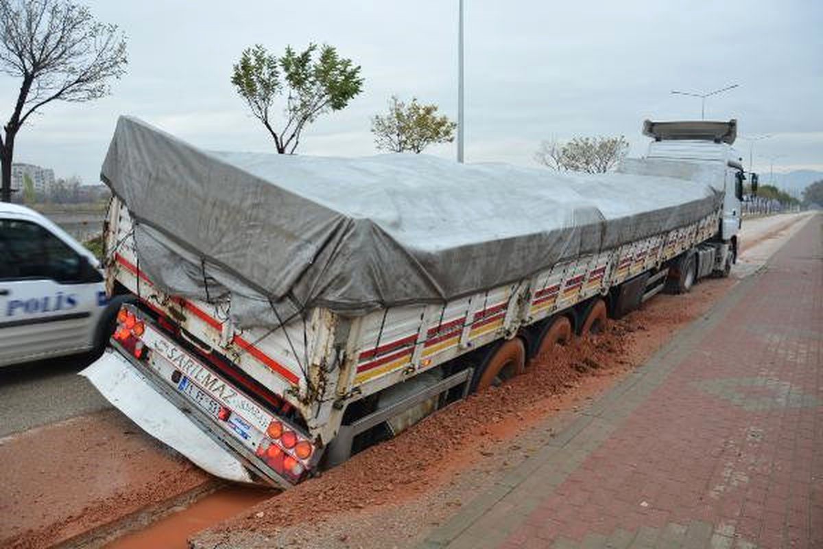 Bursa\'da Tır\'lar Çöken Yola Böyle Saplandı