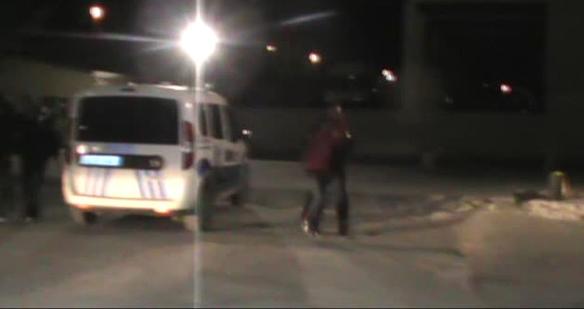 Çaldıkları Otomobili İtekleyerek Götüren 4 Genç, Suçüstü Yakalandı