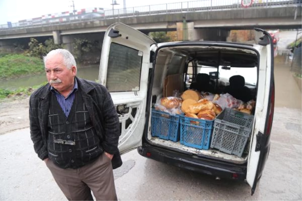 Ekmek Dolu Ticari Araç Suların İçerisine Gömüldü