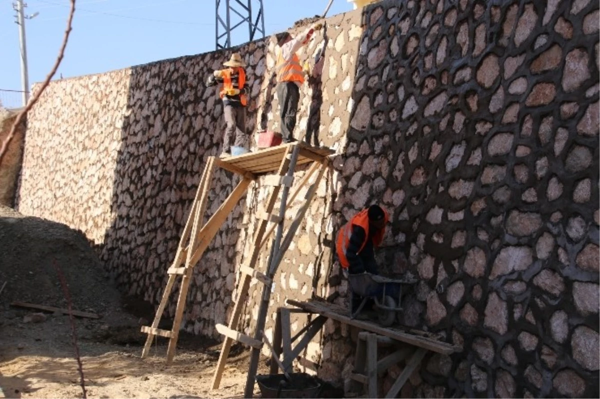 Elazığ Belediyesi\'nden 30 Ayda 43 Bin Metre Kare Taş Duvar