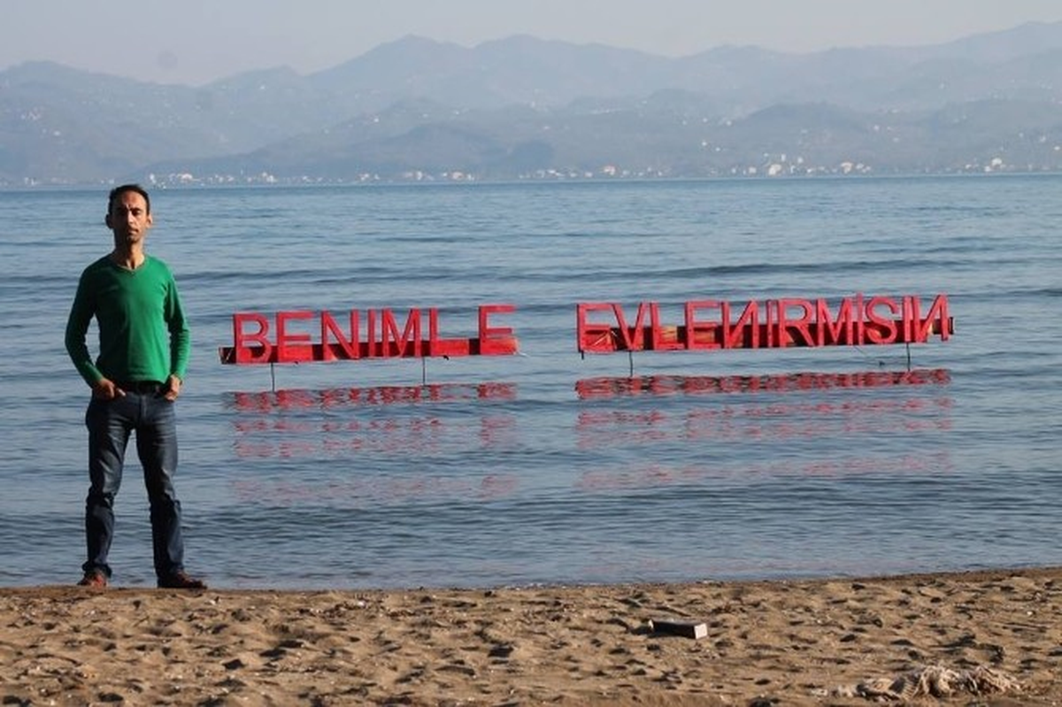 Evlenme Teklifini Denize Yazdı