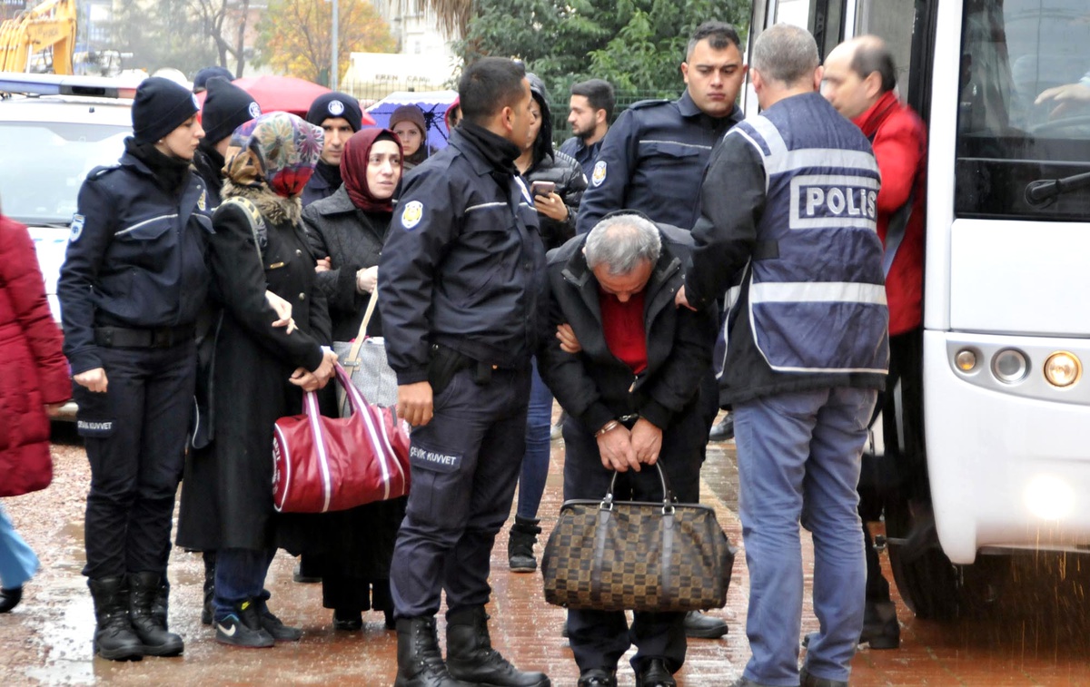 Fetö Şüphelisi 12 Dernek Üyesi Adliyeye Sevk Edildi