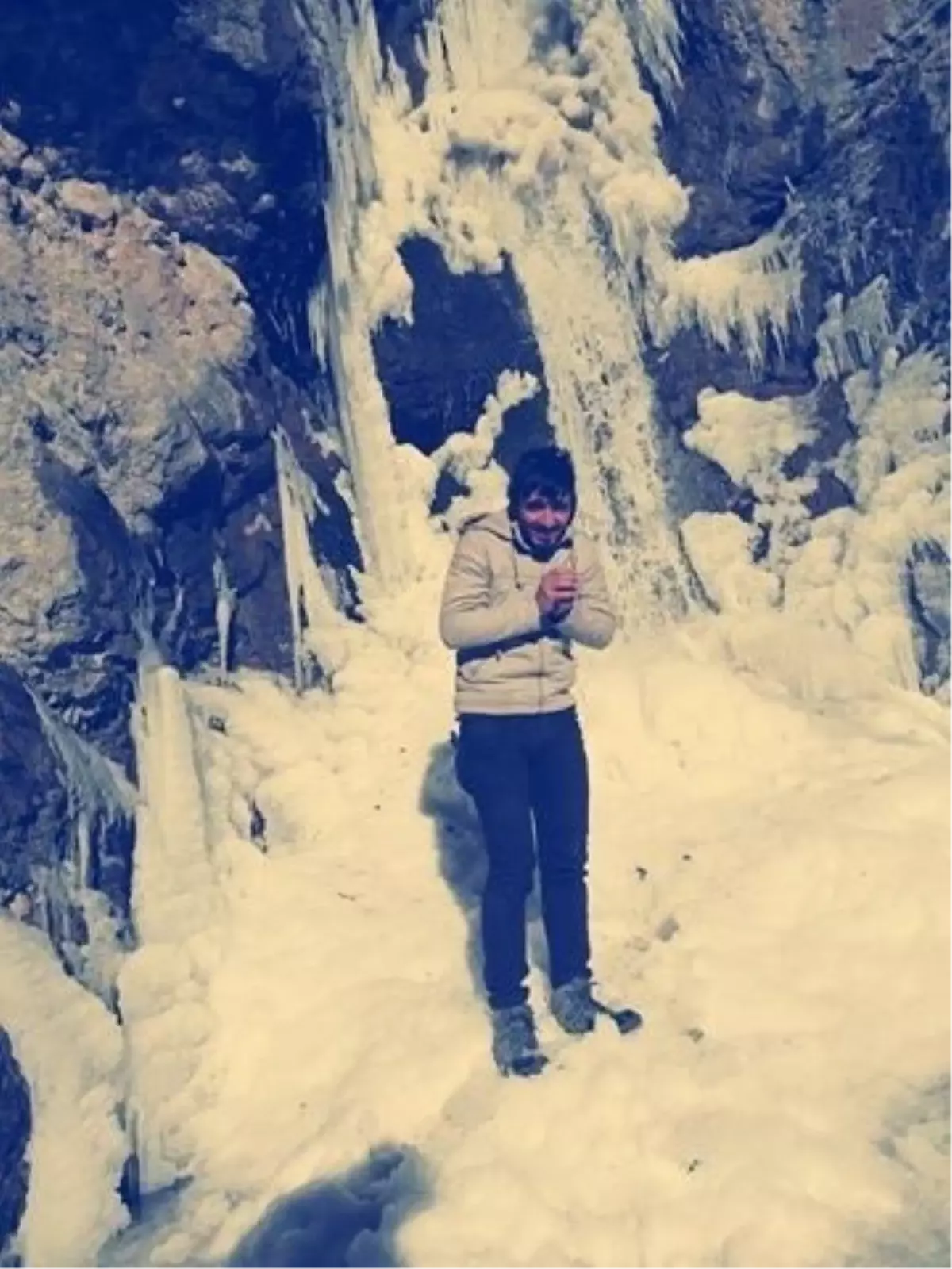 Hakkari\'de Şelale ve Dere Yatakları Dondu