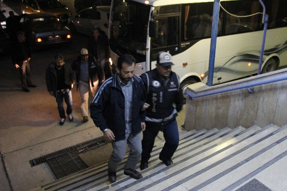 Hatay\'da "Bylock" Kullanan 26 Polis Tutuklandı