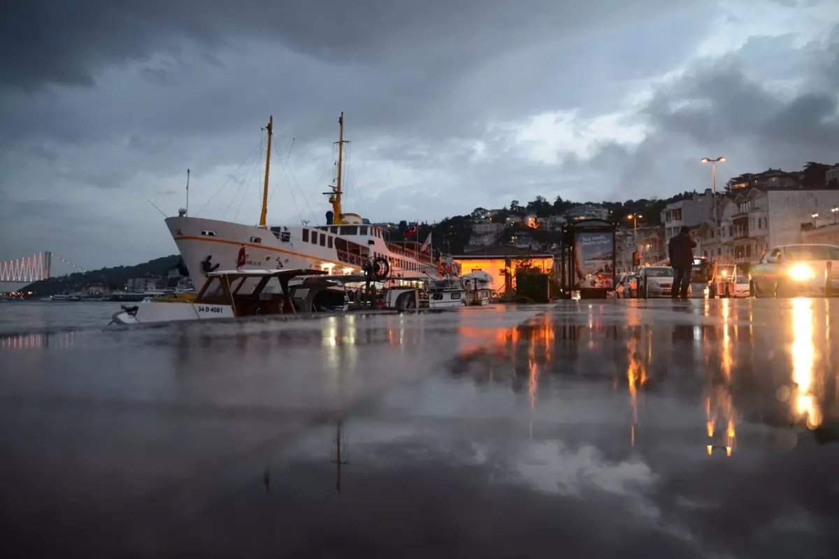 İstanbul\'da Yağmur ve Trafik Yoğunluğu