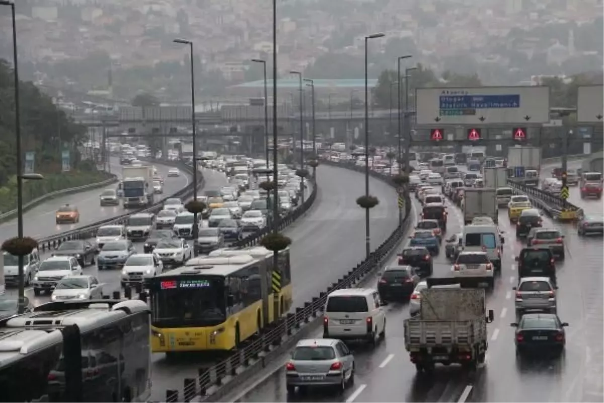 İstanbul\'da Yağmur ve Trafik Yoğunluğu