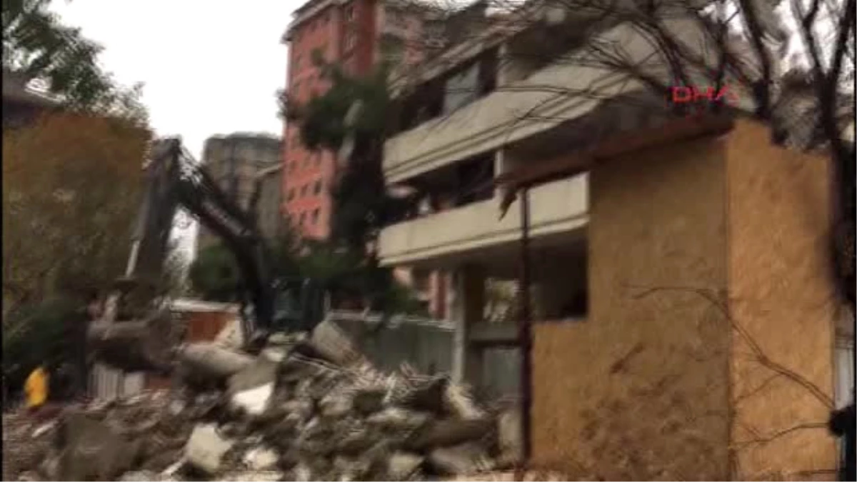 Kadıköy\'de Yıkımı Yapılan Binadan Kopan Beton Parçaları Yola Düştü