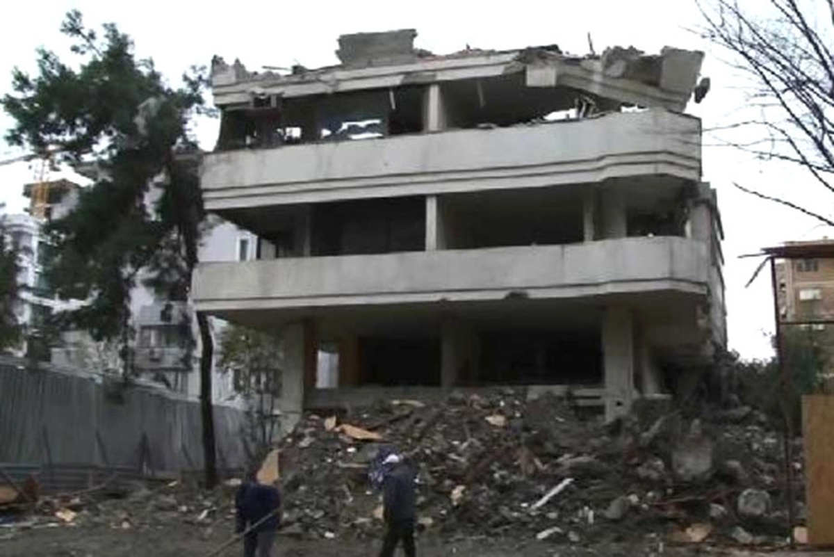 Kadıköy\'de Yıkımı Yapılan Binadan Kopan Beton Parçaları Yola Düştü