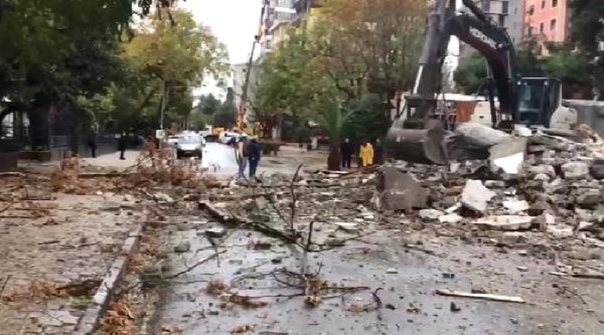 Kadıköy\'de Yıkımı Yapılan Binadan Kopan Beton Parçaları Yola Düştü