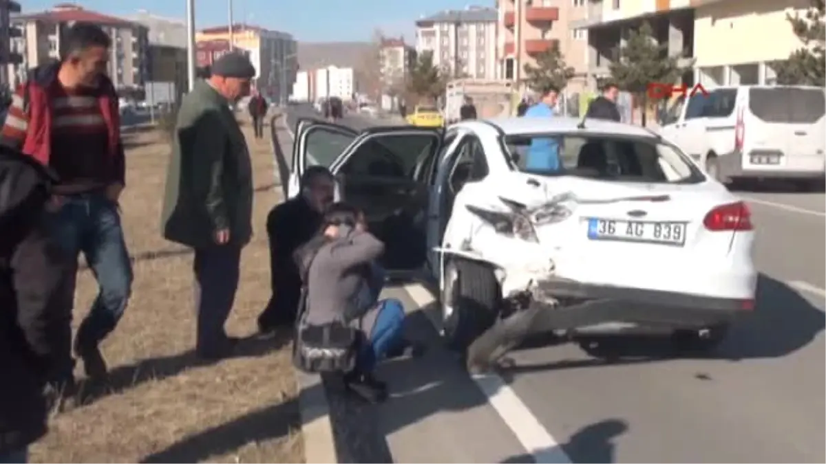 Kars Hasta Taşıyan Ambulans, Aniden Çıkan Otomobile Çarptı