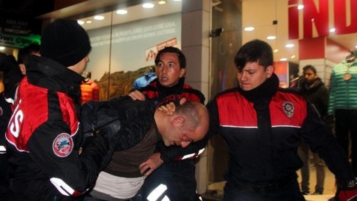 Kimlik Kontrolü Yapan Polise Kafa Attı