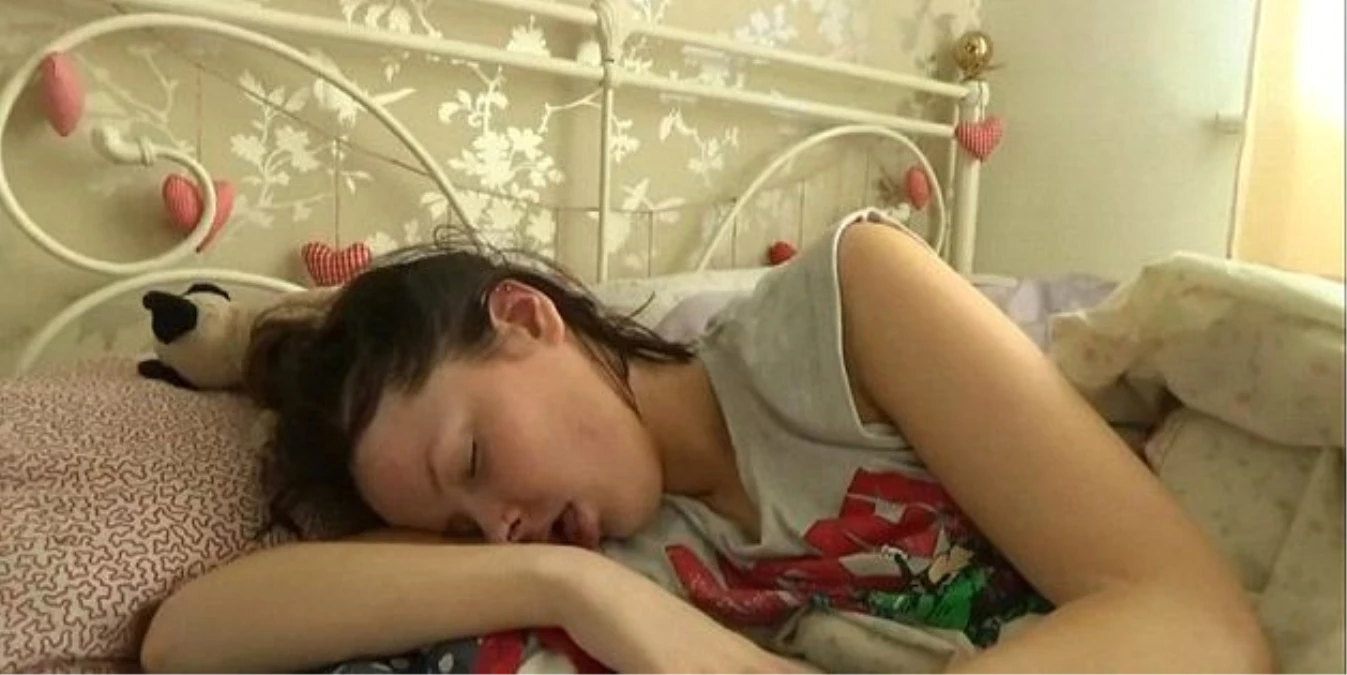 Kleine-Levin Sendromlu Genç Kız Günde 22 Saat Uyuyor